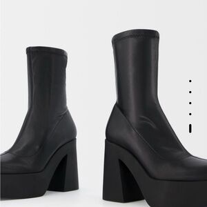Fitted high- heel platform ankle boots.